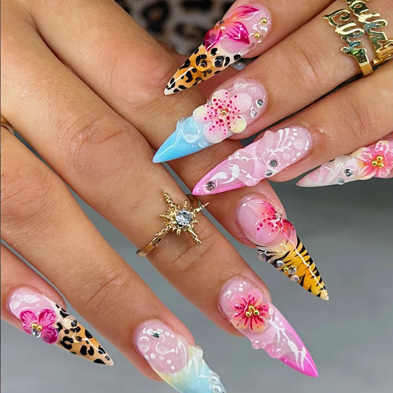 Kunstnagelset mit floralen Mustern und kreativen 3D-Details Karnz