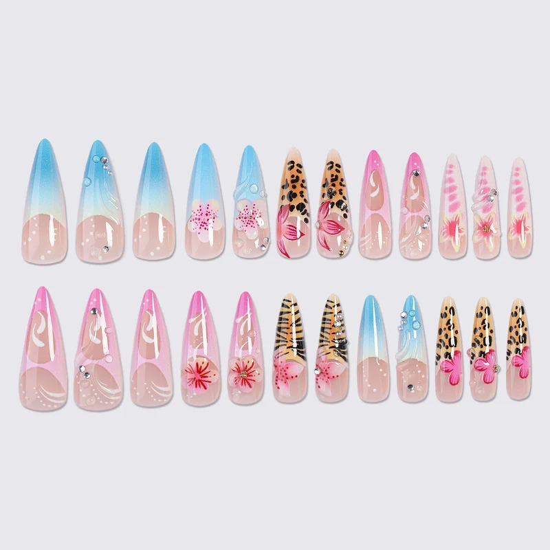 Kunstnagelset mit floralen Mustern und kreativen 3D-Details Karnz