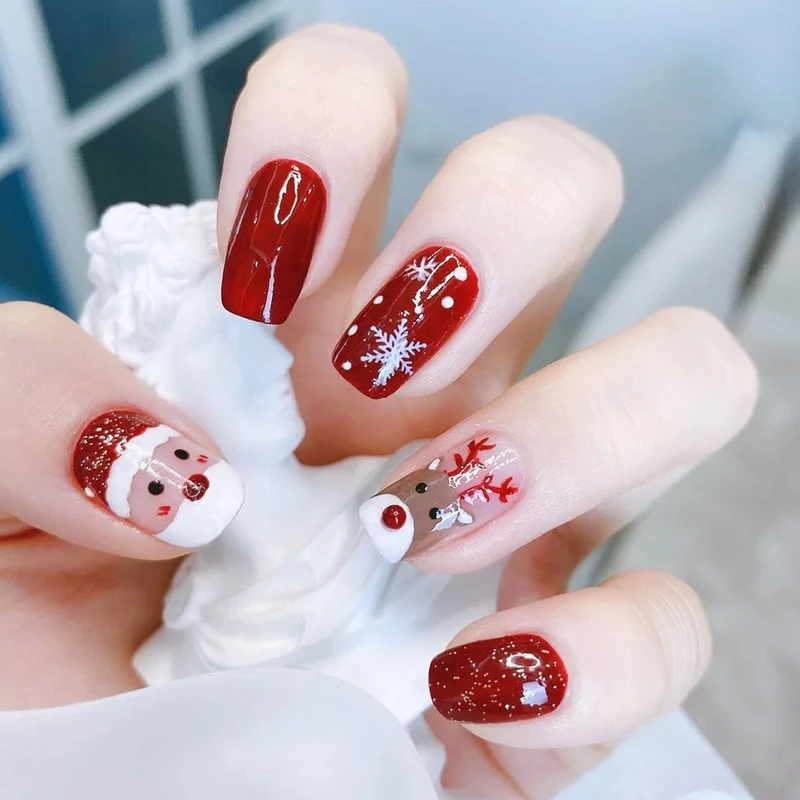 Kunstnagelset mit festlichem Winterthema Karnz