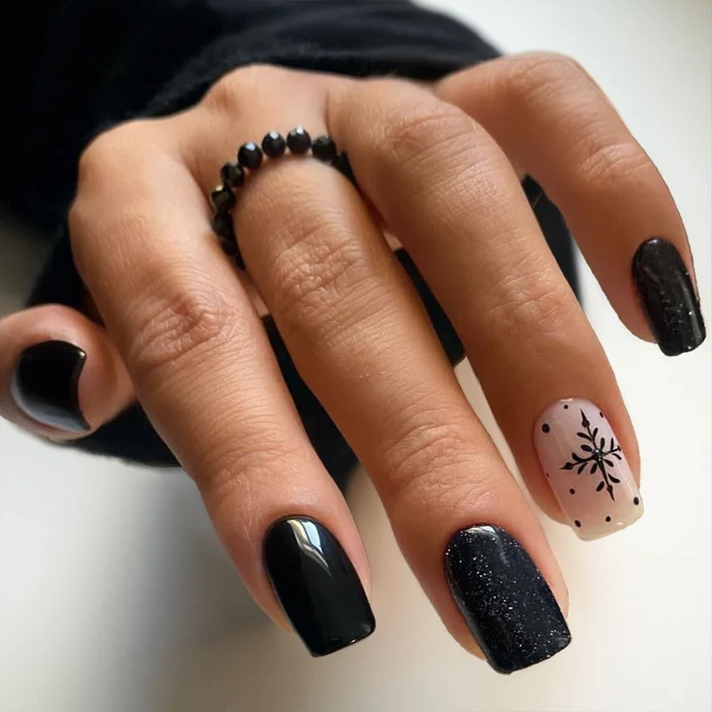 Kunstnagelset mit festlichem Winterthema Karnz