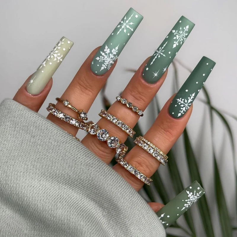 Kunstnagelset mit festlichem Winterthema Karnz