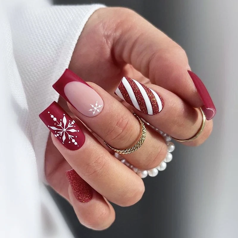 Kunstnagelset mit festlichem Winterthema Karnz