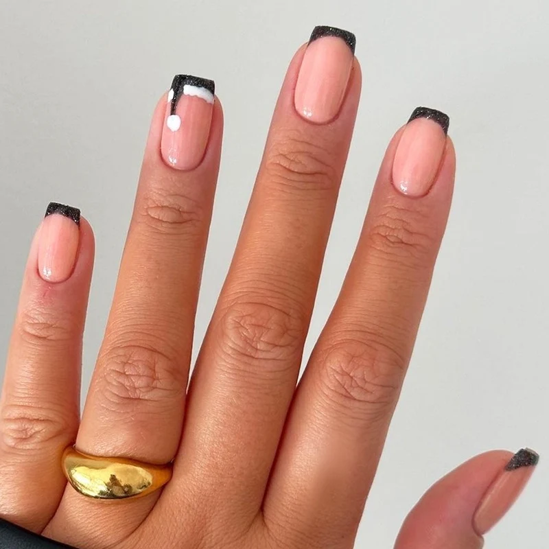 Kunstnagelset mit festlichem Winterthema Karnz
