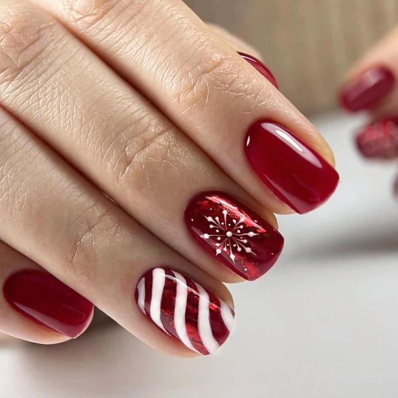 Kunstnagelset mit festlichem Winterthema Karnz