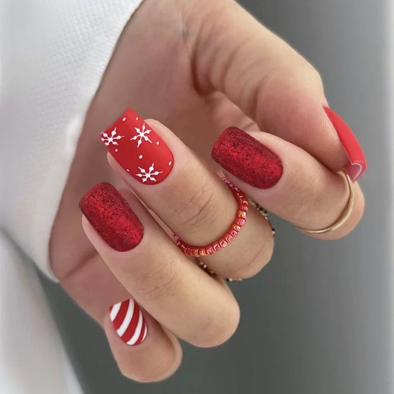 Kunstnagelset mit festlichem Winterthema Karnz