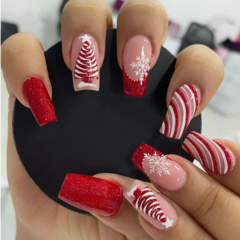 Kunstnagelset mit festlichem Glitzer und kreativen Weihnachtsmotiven Karnz