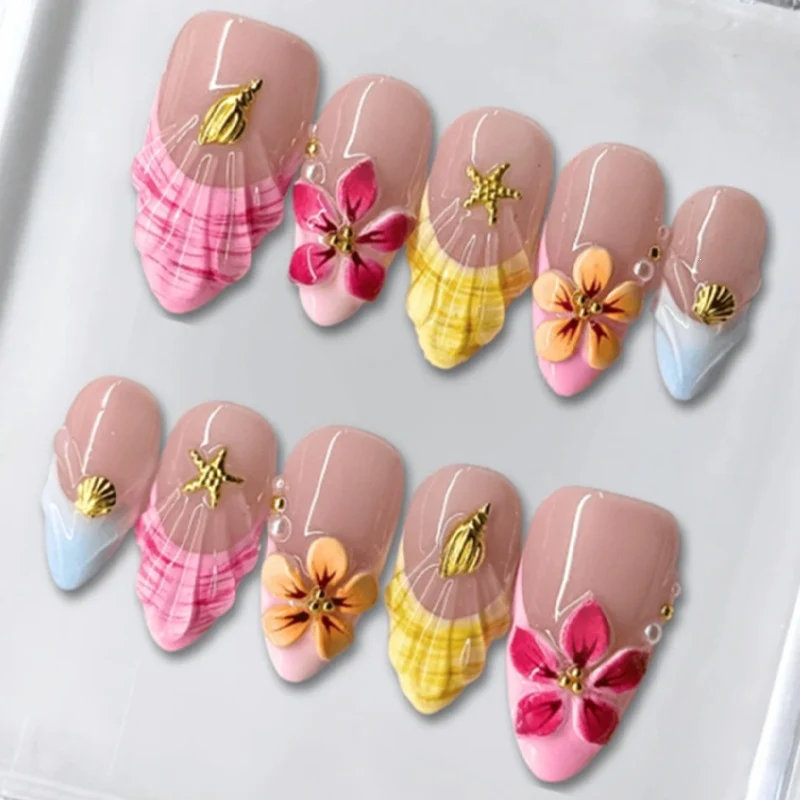 Kunstnagelset mit farbenfrohen Blütenmotiven und Glitzerdetails Karnz