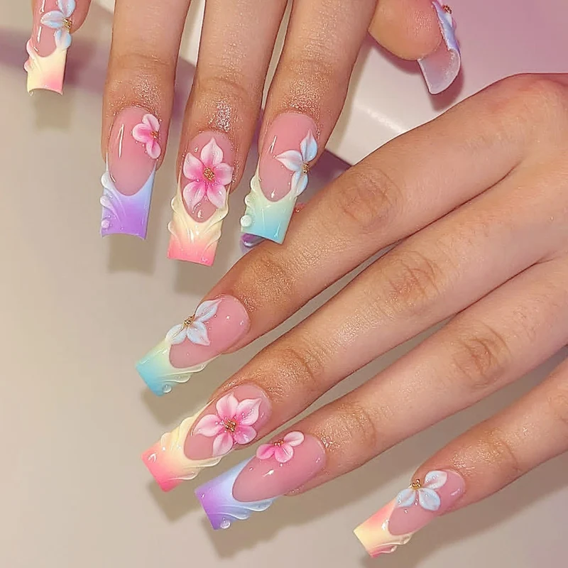Kunstnagelset mit farbenfrohem Blüten-Design und eleganten Akzenten Karnz