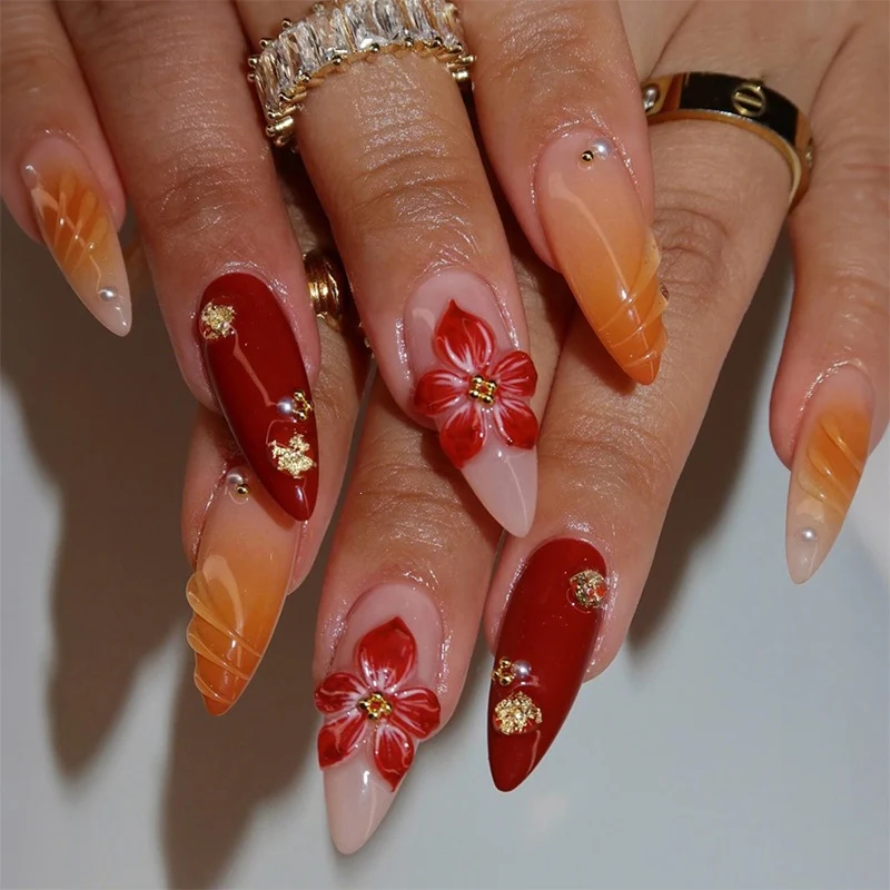 Kunstnagelset mit eleganten floralem Design und schimmernden Akzenten Karnz