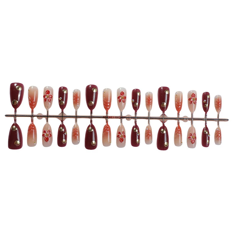 Kunstnagelset mit eleganten floralem Design und schimmernden Akzenten Karnz