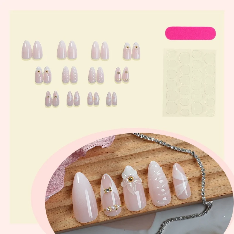Kunstnagelset mit eleganten floralem Design und luxuriösen Akzenten Karnz