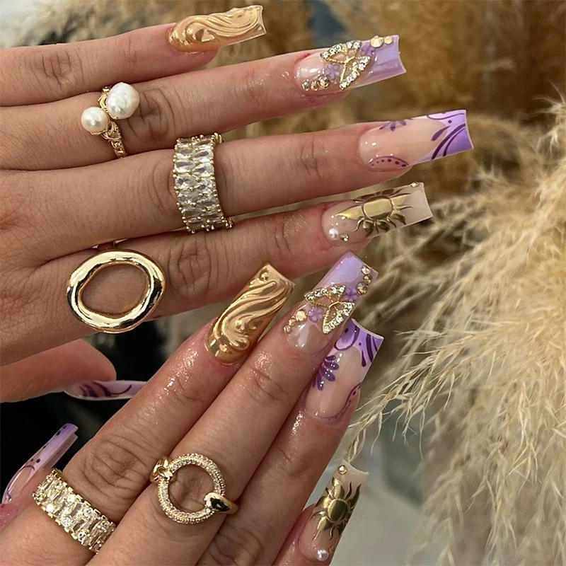 Kunstnagelset mit eleganten floralem Design und Glitzerakzenten Karnz