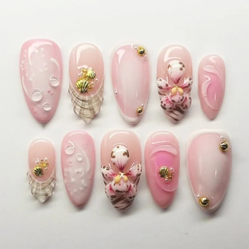 Kunstnagelset mit eleganten floralem Design und funkelnden Akzenten Karnz