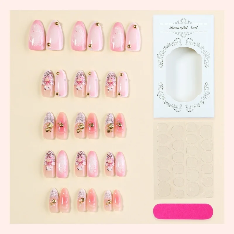 Kunstnagelset mit eleganten floralem Design und funkelnden Akzenten Karnz