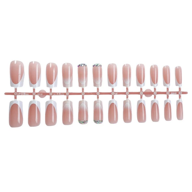 Kunstnagelset mit eleganten Farbverläufen und Glitzerdetails Karnz