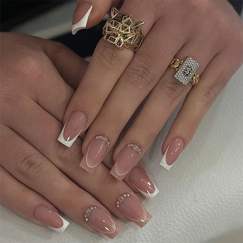 Kunstnagelset mit eleganten Farbverläufen und Glitzerdetails Karnz
