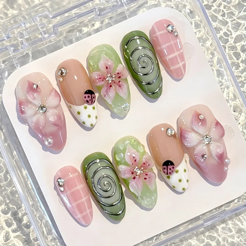 Kunstnagelset mit floralen Mustern und einzigartigen 3D-Details Karnz