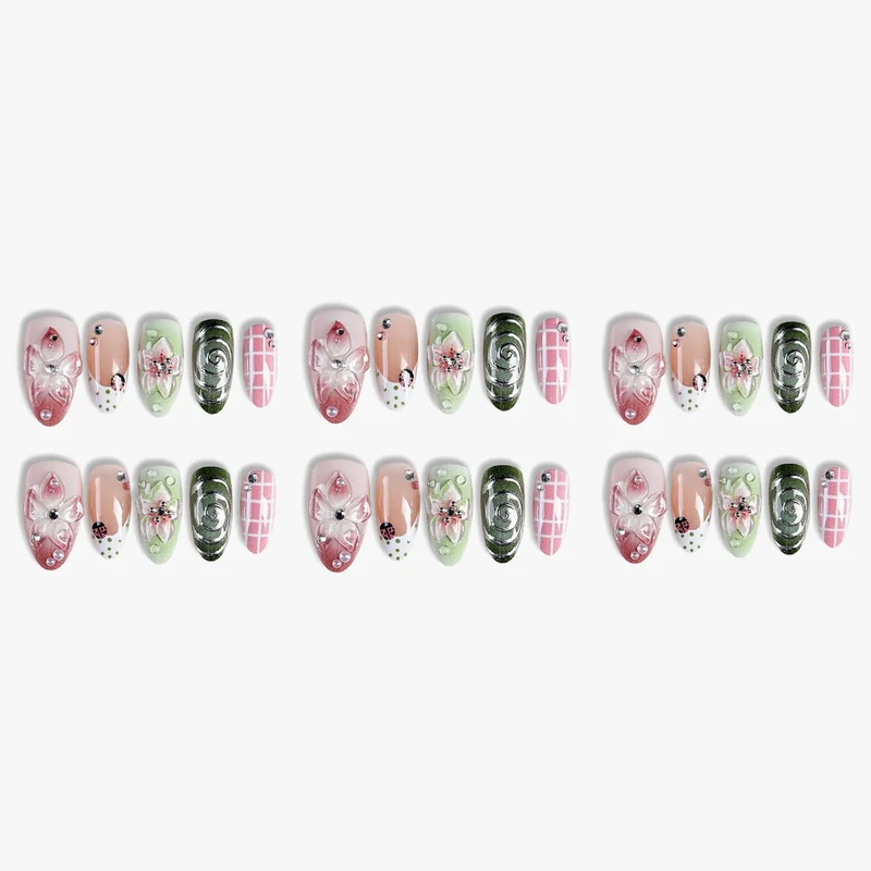 Kunstnagelset mit floralen Mustern und einzigartigen 3D-Details Karnz