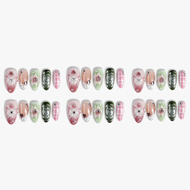 Kunstnagelset mit floralen Mustern und einzigartigen 3D-Details Karnz