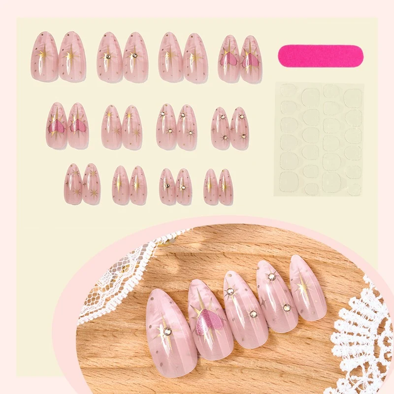 Kunstnagelset mit floralen Mustern Karnz