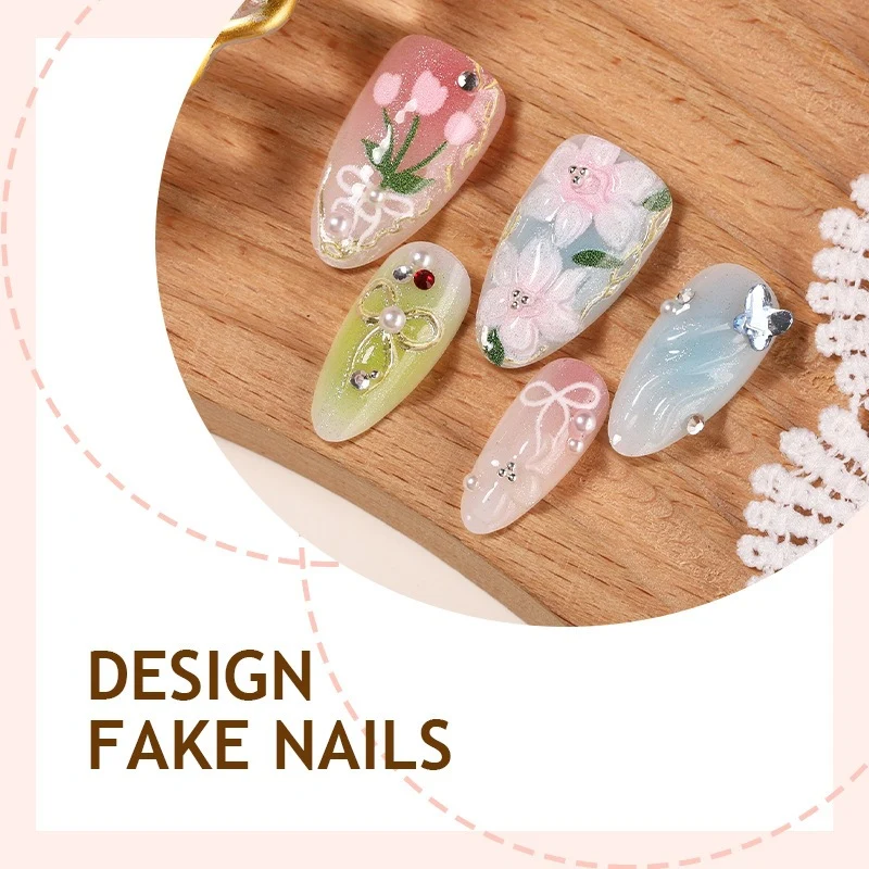 Kunstnagelset mit floralen Motiven und Glitzerakzenten Karnz