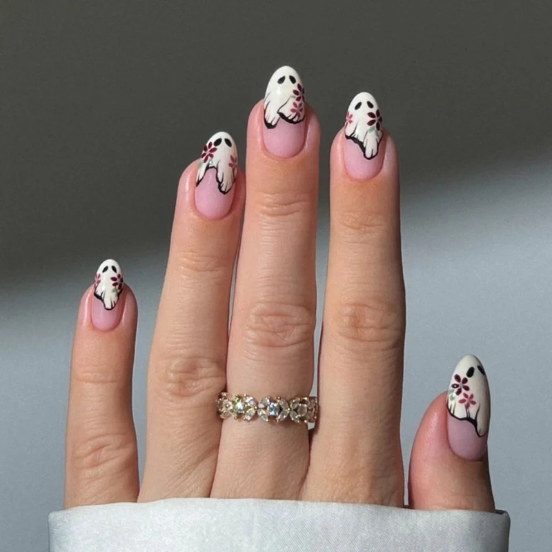 Kunstnagelset mit floralen Motiven und eleganten Verzierungen Karnz