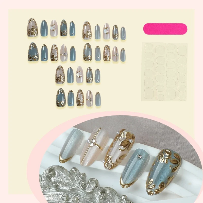 Kunstnagelset mit floralen Goldakzenten und eleganten Designs Karnz