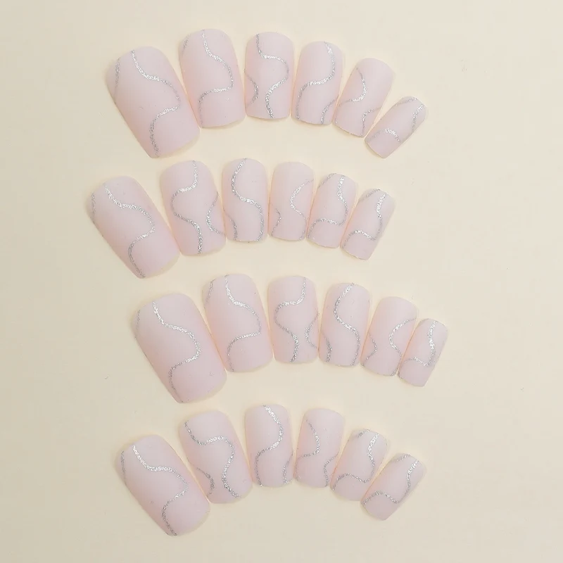 Künstliches Nagelset mit eleganten Linien und Glitzerakzenten Karnz