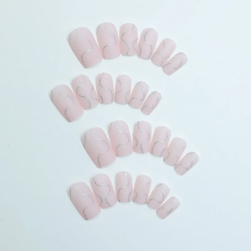 Künstliches Nagelset mit eleganten Linien und Glitzerakzenten Karnz