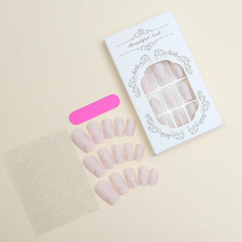 Künstliches Nagelset mit eleganten Linien und Glitzerakzenten Karnz