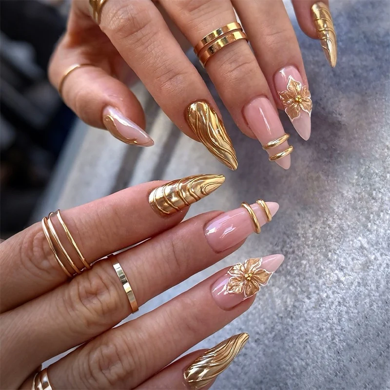 Künstliches Nagelset mit eleganten goldenen Verzierungen und zarten Designs Karnz