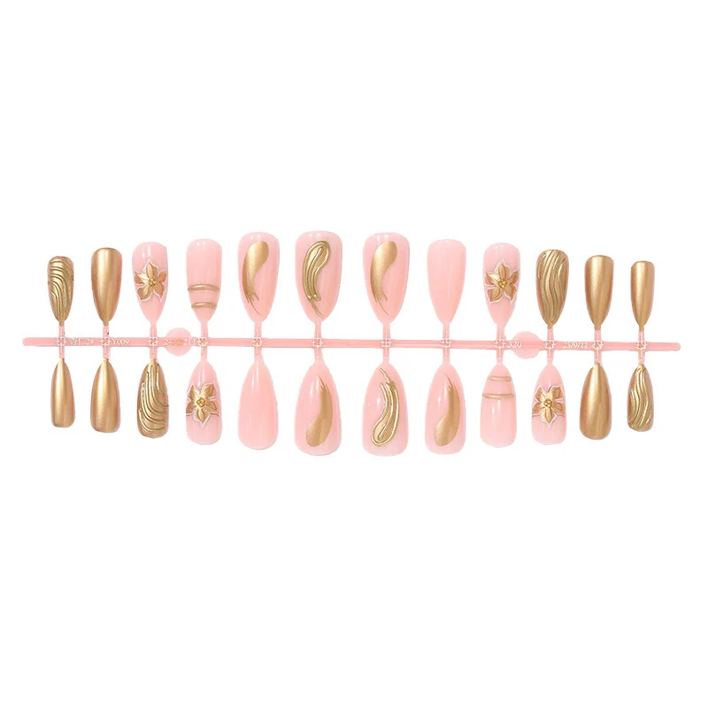 Künstliches Nagelset mit eleganten goldenen Verzierungen und zarten Designs Karnz