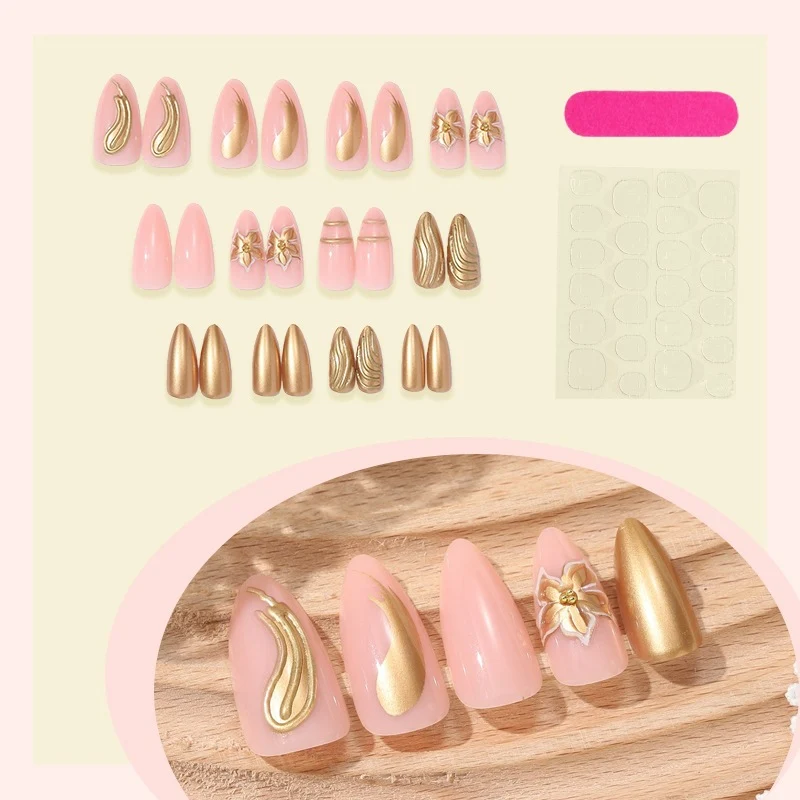 Künstliches Nagelset mit eleganten goldenen Verzierungen und zarten Designs Karnz