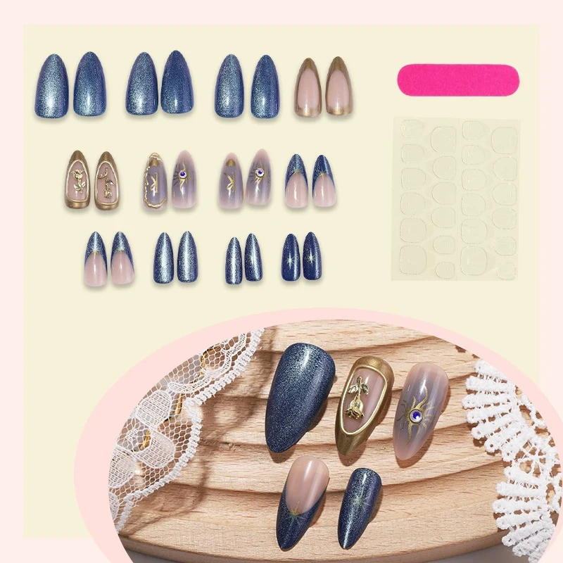 Künstliches Nagelset mit eleganten goldenen und blauen Akzenten Karnz
