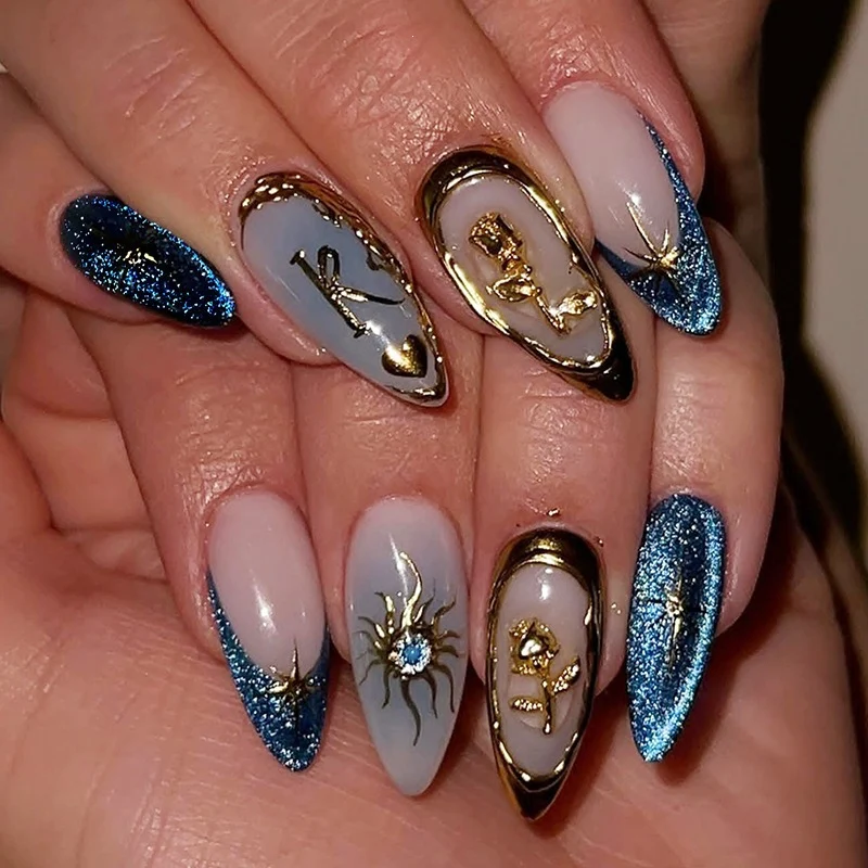 Künstliches Nagelset mit eleganten goldenen und blauen Akzenten Karnz