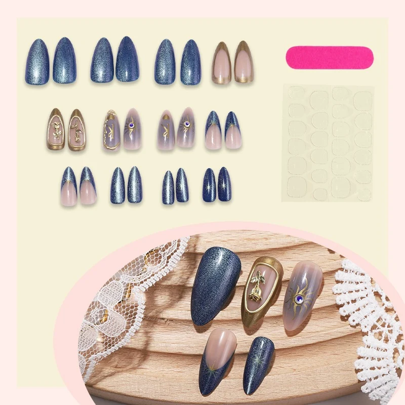 Künstliches Nagelset mit eleganten goldenen und blauen Akzenten Karnz