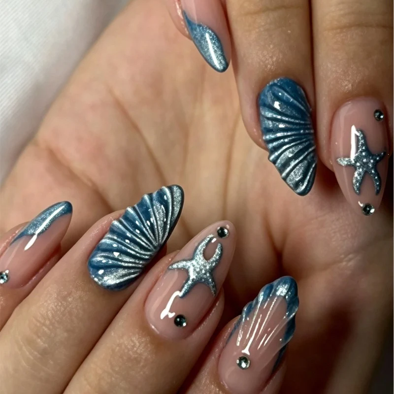 Künstliches Nagelset mit eleganten 3D-Motiven Karnz