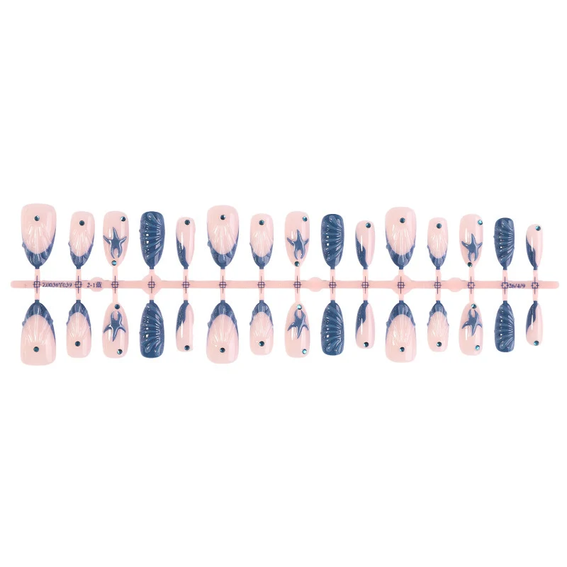 Künstliches Nagelset mit eleganten 3D-Motiven Karnz