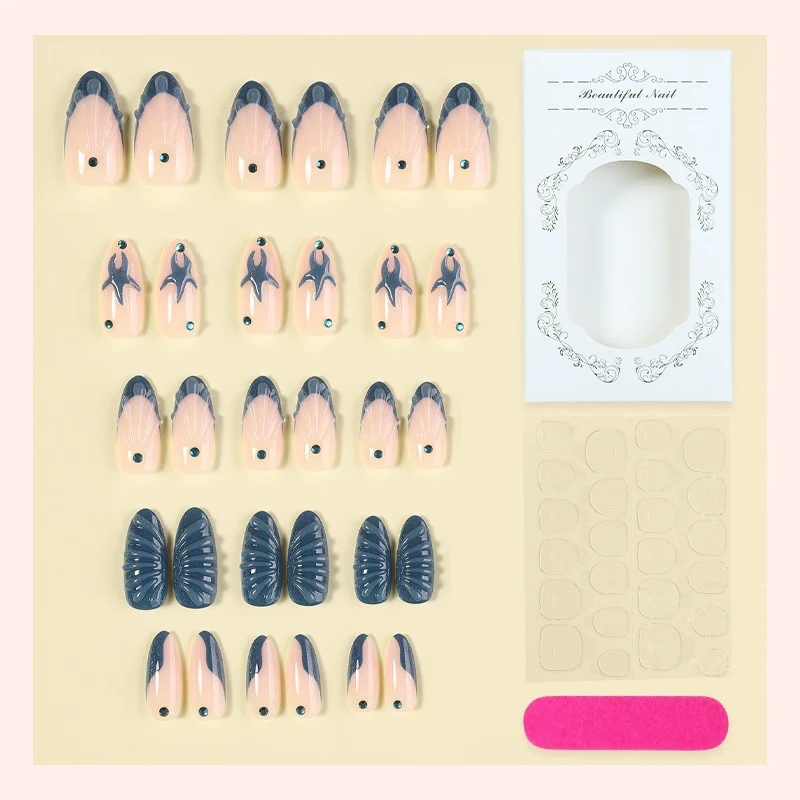 Künstliches Nagelset mit eleganten 3D-Motiven Karnz