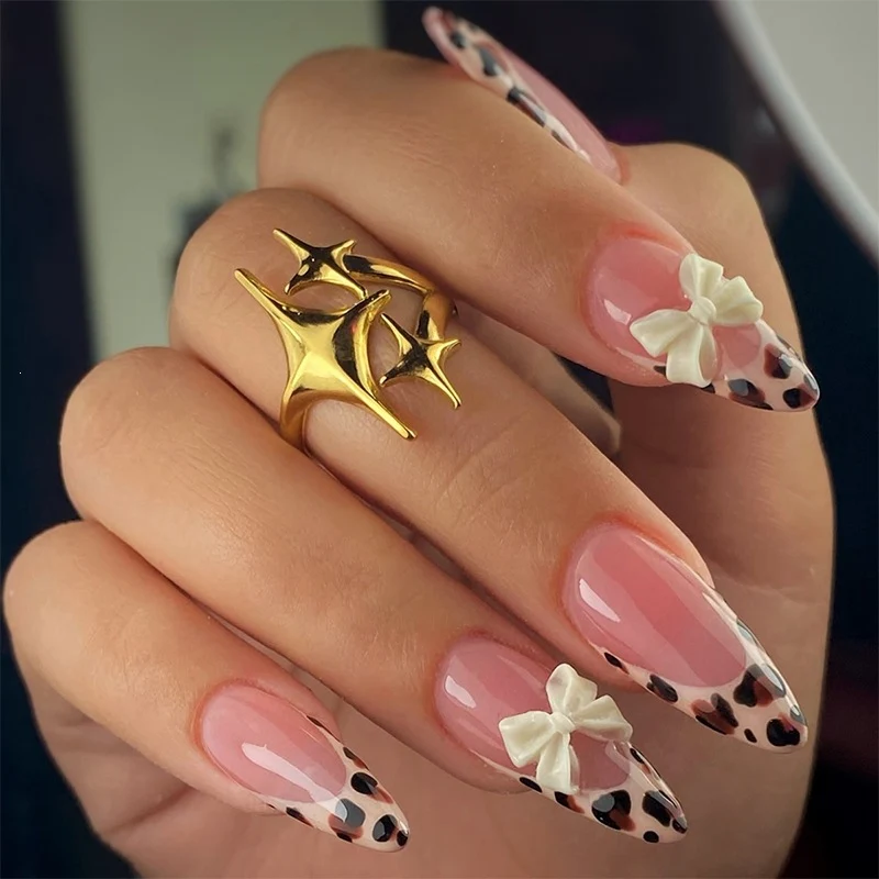 Künstliches Nagelset mit elegantem Leoparden-Design und verspielten Bogenakzenten Karnz