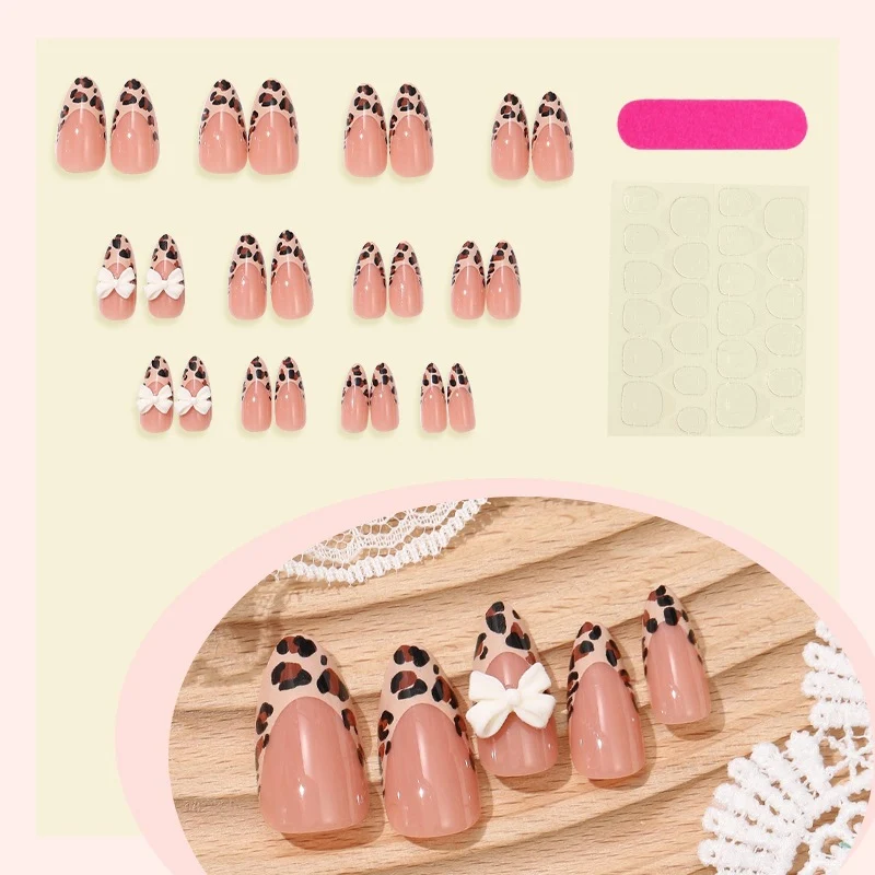 Künstliches Nagelset mit elegantem Leoparden-Design und verspielten Bogenakzenten Karnz