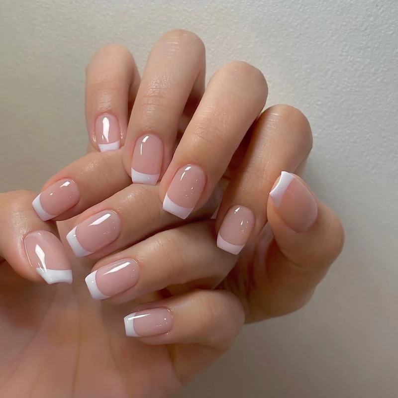 Künstliches Nagelset mit elegantem French-Maniküre-Design Karnz