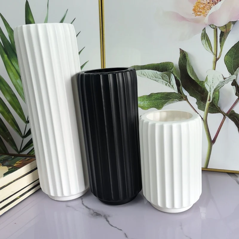 Dekorative vertikale gerippte Vase Karnz