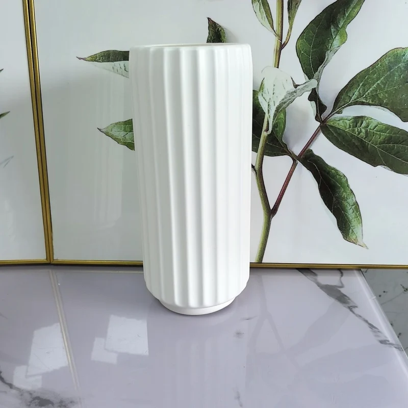 Dekorative vertikale gerippte Vase Karnz