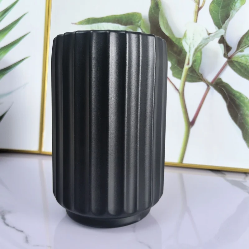 Dekorative vertikale gerippte Vase Karnz