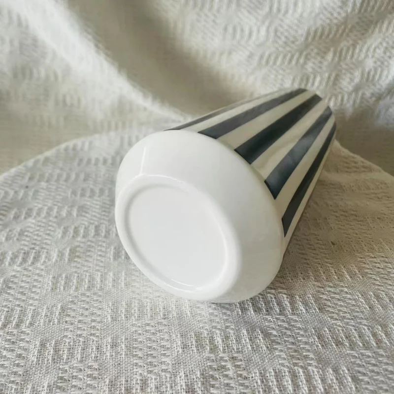 Moderne gestreifte Keramiktasse Karnz