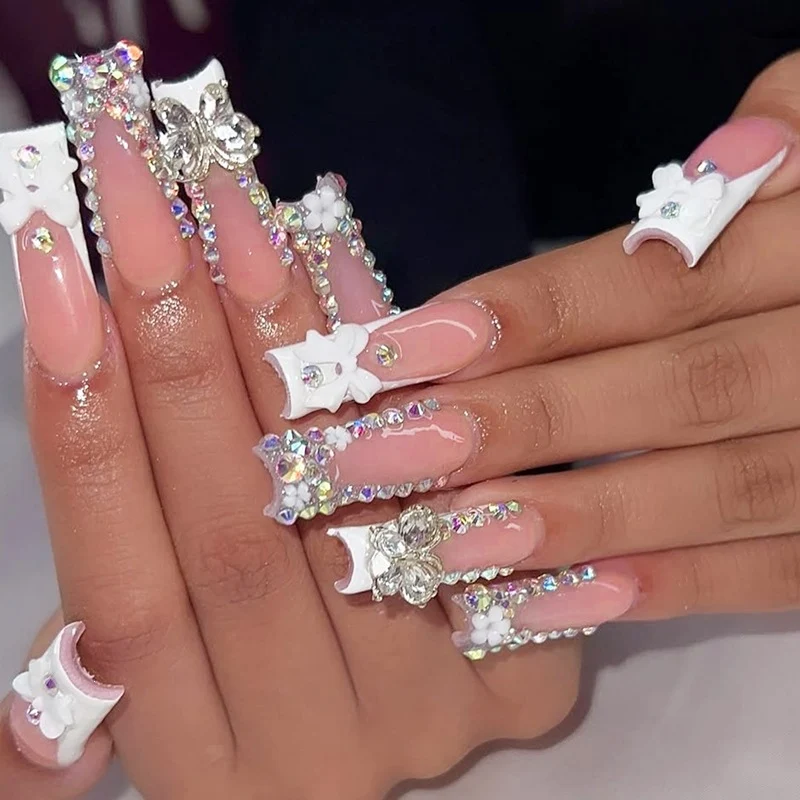 Kunstnagelset mit extravaganten 3D-Verzierungen und funkelnden Akzenten Karnz