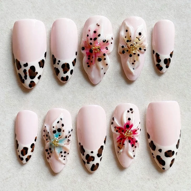 Kunstnagelset mit exquisiten floralem Design und kreativen Glitzerakzenten Karnz