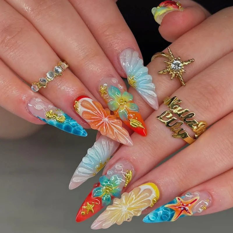 Kunstnagelset mit exquisiten Blüten- und Glitzermotiven Karnz