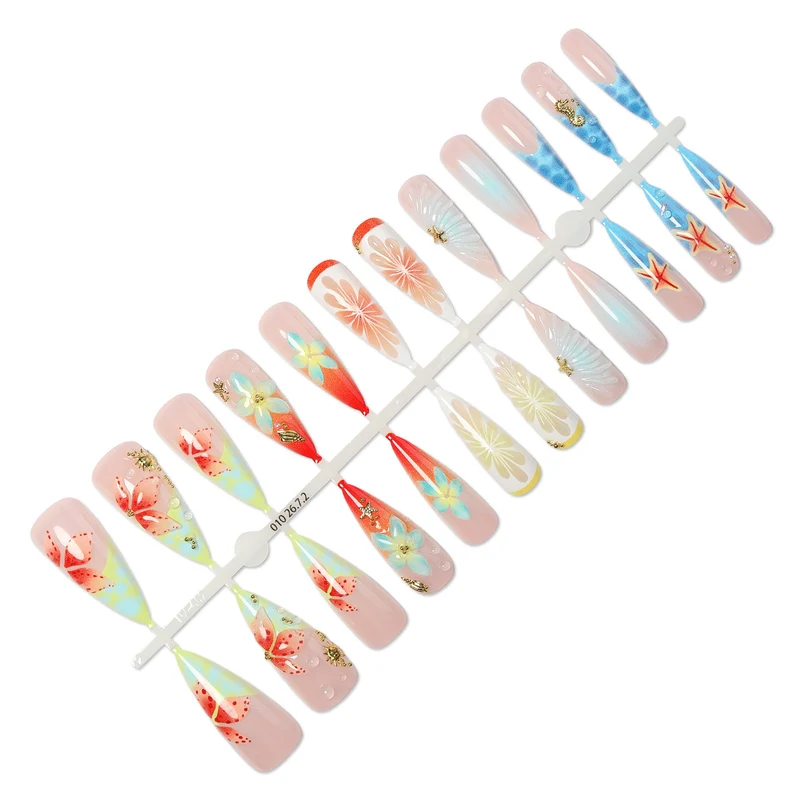 Kunstnagelset mit exquisiten Blüten- und Glitzermotiven Karnz